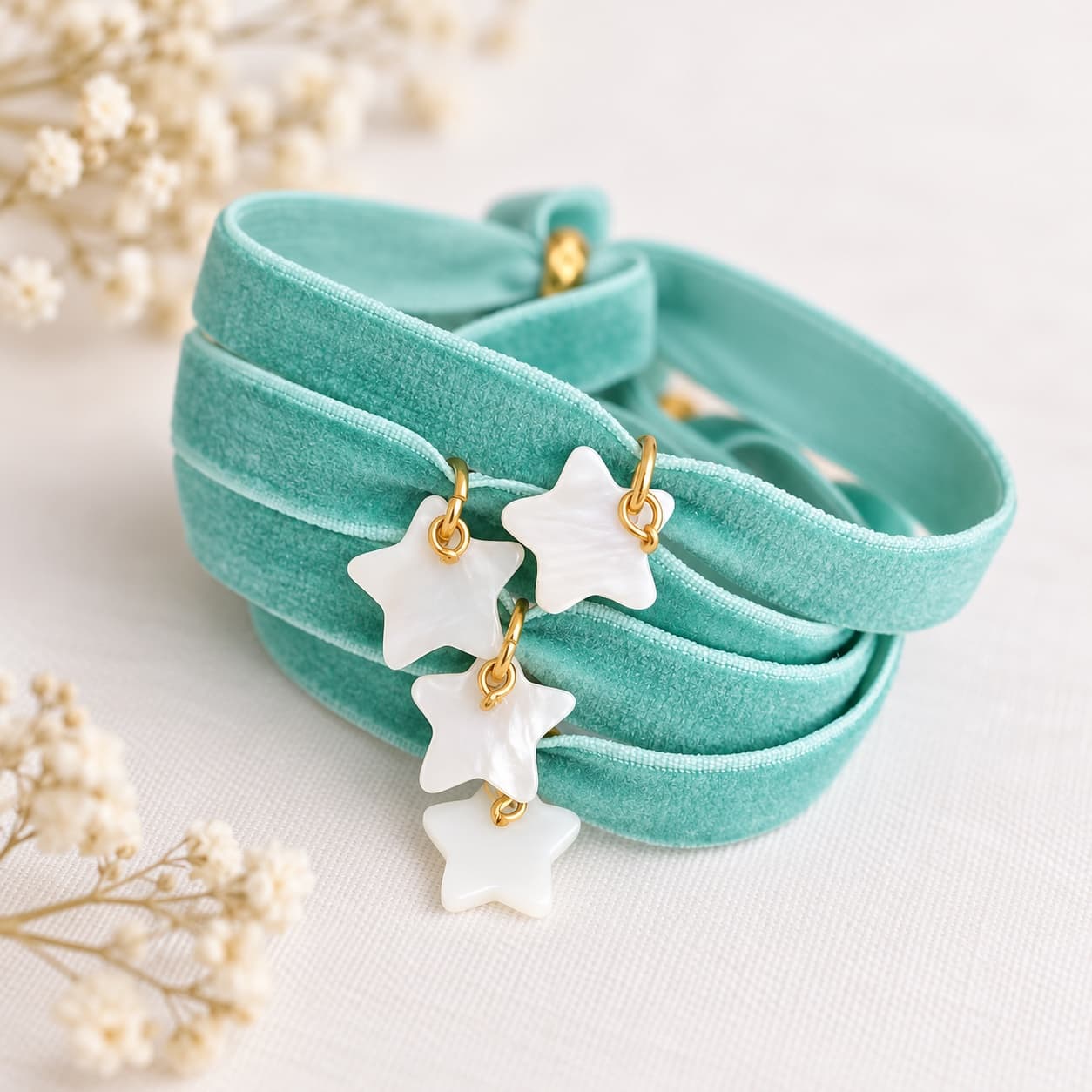 Pulsera de terciopelo turquesa con charm de nácar
